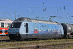 Re 465 016-4 durchfährt den badischen Bahnhof.