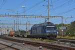 Re 465 014-9 der BLS durchfährt den Bahnhof Pratteln.