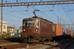 Re 425 192 der BLS durchfährt den Bahnhof Pratteln.