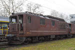 Am 25.11.2020 steht die ausgeschlachtete Re 425 177 der BLS auf einem Abstellgleis beim Bahnhof Interlaken Ost.