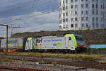 Re 486 508-5 der BLS durchfährt den Bahnhof Pratteln.