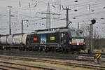 Eingemietete Siemens Vectron 193 716-8 der BLS durchfährt den badischen Bahnhof.