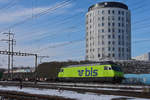 Re 465 015-6 der BLS durchfährt den Bahnhof Pratteln.