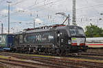 Eingemietete Siemens Vectron 193 711-9 der BLS durchfährt den badischen Bahnhof.