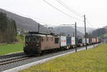 Re 425 170 der BLS fährt Richtung Bahnhof Gelterkinden.