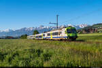 Am Morgen des 28.05.2021 ist BLS RBDe 565 721 unterwegs als S4 15423 von Thun nach Bern und konnte hier vor schönstem Bergpanorama bei Kirchenthurnen aufgenommen werden.