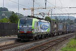 Siemens Vectron 475 422-2 der BLS durchfährt den Bahnhof Gelterkinden.