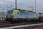 Siemens Vectron 475 404-0 der BLS durchfährt den badischen Bahnhof. Die Aufnahme stammt vom 21.12.2021.