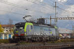 Siemens Vectron 475 404-0 der BLS durchfährt solo den Bahnhof Pratteln. Die Aufnahme stammt vom 04.11.2021.
