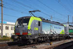Siemens Vectron 475 407-3 der BLS durchfährt den Bahnhof Pratteln.