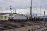 Siemens Vectron 475 422-2 der BLS durchfährt den badischen Bahnhof.