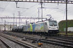 Doppeltraktion, mit den Loks 187 008-8 und 485 011-1 durchfährt den Bahnhof Pratteln.