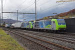 Doppeltraktion, mit den BLS Loks 485 009-5 und 485 018-6 durchfährt den Bahnhof Gelterkinden.