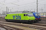 Am 16.03.2022 stehen die Loks 465 002.4 und 193 494-2 in der Abstellanlage beim badischen Bahnhof.