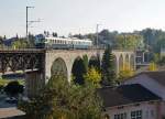 BLS: Sonderzug mit dem  BLAUEN PFEIL  BCFe 4/6 736 beim Passieren des Viadukts bei Grenchen Nord am 1. Oktober 2015.
Foto: Walter Ruetsch