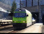BLS - 465 002 vor einem Autozug durch den Lötschberg ( Dieser Autozug war mit 2 Loks 465 002 + 465 015 unterwegs statt mit Lok und Steuerwagen ) hier im Bahnhof Goppenstein am 17.02.2024