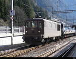 BLS - Re 4/4 191 an der Spitze eines Autozuges durch den Lötschberg beim verlassen des Bahnhof in Goppenstein am 17.02.2024
