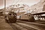 Die beiden Re 4/4 der BLS verwirren bei der Zuordnung der rtlichkeit, entstand doch das Bild nicht im Berner Oberland oder Wallis, sondern in Airolo im Tessin whrend des gut zweimonatigen Autoverladebetriebs durch den Gotthard Tunnel der BLS. 26. November 2001. (Gescanntes Foto) 