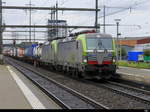 BLS - Loks 475 409-9 und 475 407-3 vor Güterzug bei der durchfahrt im Bahnhof von Prattelen am 21.07.2018
