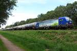 Ein umgeleiteter Kesselwagenzug mit BLS 193 496 passiert am 19 Juli 2020 Tilburg Oude warande.