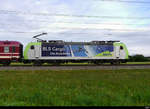 BLS - Schnappschuss der Lok 485 020 mit Rolla unterwegs bei Lyssach am 28.09.2020