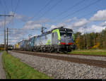 BLS - Loks 475 406-5 + 193 717 vor Güterzug unterwegs bei Uttigen in Richtung Thun am 24.10.2020