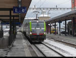 BLS - 475 425 mit Güterwagen bei der durchfahrt im Bahnhof von Arth Goldau am 12.02.2021
