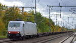 BLS Cargo mit der Akiem Lok  185 581-6  [NVR-Nummer: 91 80 6185 581-6 D-AKIEM] und einem Ganzzug Containertragwagen (leer) am 19.10.22 Durchfahrt Bahnhof Golm.