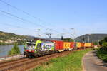 Deutschland 
Lok 475 422 von BLSCargo zieht einem Containerzug in Lorch 
12/8/2024