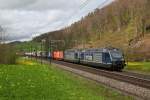 465 007 und 465 012 mit einem KLV Zug am 24.04.2012 bei Tecknau.