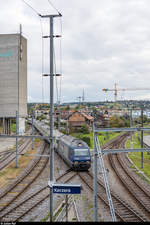 BLS Re 465 002 befährt am 17. Oktober 2020 mit einem RE Bern - La Chaux-de-Fonds die im Schweizer Schienennetz einmalige Nord-Süd-Ost-West Kreuzung in Kerzers. Aufgenommen von der erst seit kurzem wieder zugänglichen restaurierten historischen Fussgängerüberführung.