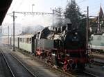Ein Dampfzug des Vereins Historische Eisenbahn Emmental mit der BR 64 518, den EBT-Bi 527 und 538 sowie dem WR 801  Emmentalertube  fährt am 28.