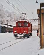 Ein BLS Tem 2/2 im verschneiten Bahnhof von Bern Weissenbühl.