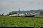 Aktuell verkehren jeweils Dienstag bis Samstag ein Güterzug der RailCare durch das Gürbetal. Hier zieht die Re 476 451 den Zug an einem verregneten Donnerstagmorgen in Richtung Thun. Aufgenommen 05.03.2020

