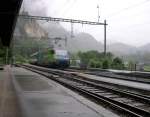 Die fr den Verkehrsclub Schweiz werbende 460 079-7 schiebt am 01.07.2005 bei regnerischem Wetter einen InterCity an der Ltschberg Nordrampe talwrts. Gleich sieht man den Zug rechts unten nochmal, hier aber leider nicht im Bild. Das Bild entstand im Bahnhof Blausee-Mitholz. Trotz das in diesem Bahnhof tglich nicht mehr wie drei Reisezge halten, ist er sehr aufgerumt. Es liegt kein Mll in der Gegend rum, die Bahnsteige sind frei von Unkraut und es hat sogar eine geffnete ffentliche Toilette. Ein Luxus den man in Deutschland auf einem Bahnhof dieser Grenordnung schon lange nicht mehr antrifft!