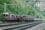 BLS: Zusammentreffen der Ae 4/4 258 (1944-55), mit der Ae 8/8 273 (1959-66) unterhalb der Bahnstation  Blausee Mitholz im August 1999.
