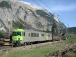 Ein Autozug fhrt am 14.4.2007 nahe Kandersteg dem Ltschbergtunnel entgegen.Die Farbe des Steuerwagens ist ein bisschen gewhnungsbedrftig...
