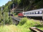 Berner Oberland 2007 - Der RoLa dicht auf den Fersen ist am 25.07.2007 IC 867 Basel - Brig der von Re 460 072-2  Reuss  gezogen wird. Hier befhrt der Zug den Frtenviadukt und verschwindet danach im 510m langen Frten II-Tunnel.