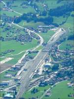 bersicht auf den Bahnhof von Frutigen. Oben rechts sieht man die Strecke nach Kandersteg, daneben die beiden Einfahrrhren in den Ltschbergtunnel, etwas tiefer die Gleise, welche unter dem Bahnhofsgelnde zum Tunnel hinfhren. Foto aufgenommen von Niesen-Kulm am 29.07.08. (Jeanny)