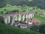 18-07-2009. Ein Re 4/4 und ein Re 6/6 der SBB mit einem Gterzug auf den Kanderviadukt bei Frutigen.