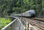 . Nicht nur für Züge -

... auch Wanderer können den Bietschtalviadukt der Lötschberg-Südrampe nutzen.

19.05.2008 (J)