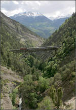 Blick durch das Bietschtal -

... zu den auf der anderen Seite des Rhonetalse liegenden Bergen. Ein Zug überquert bergan den Bietschtalviadukt. Südrampe Lötschberg-Bahn.

19.05.2008 (M)