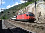 Die Re 460 057-3 durchfhrt mit einem lagem EW IV Pendel am Haken den Bahnhof von Lalden am 16.6.2007