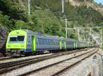 In der Abendsonne glnzen die EW III Wagen, die ab Fahrplanwechsel wohl fter hier anzutreffen sind.Nachschuss des Extrazugs Bern-Brig am 16.6.2007 bei Hohtenn.