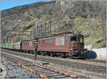 Zwei BLS Re 4/4 mit ihrem Güterzug auf der Talfahrt in Lalden  16.