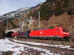 Die DB BR 185 119 und die Crossrail BR 185 566 sind am 6.12.2007 unterwegs in den Sden beim Schluchitunnel bei Hohtenn.