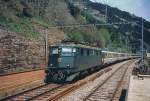 Ae 6/6 fhrt mit dem EC Matterhorn (Brig - Wiesbaden) in Hohtenn durch. 
Mai 1995
(Gescanntes Foto)