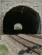 Durchblick II: Der  Ltschberger  auf dem Luogelkinnviadukt wird durch den relativ kurzen Mahnkinn-Tunnel fahren.
