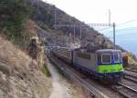 Kurz vor dem Luogelkin-Viadukt kommt der Reginalzug geschoben von der BLS-Lok 506 wieder von Goppenstein zurck, aufgenommen am 08.11.2006.