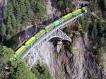 Countainerzug vom Brig nach Goppenstein am 08.11.2006 auf dem Bietschtal-Viadukt, die Lok war etwas zu schnell und schon im Tunnel verschwunden (links).